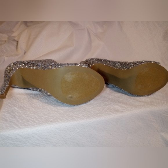 Sold out every where. PRISTINE LIKE NEW STEVE MADDEN DISPUTE-R RHINESTON… - Picture 4 of 9